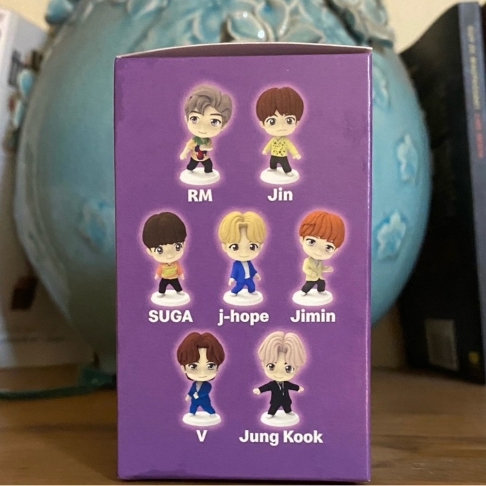 NWT TinyTAN BTS Throwback & Encore Collectible Figurine Set: Jung Kook, V, RM - Picture 6 of 15